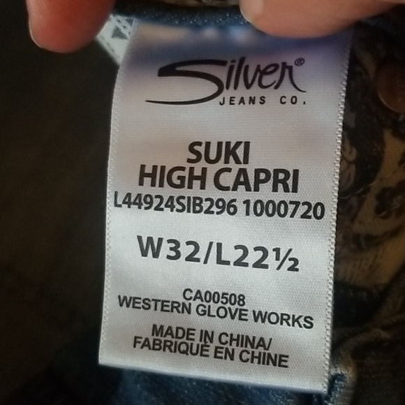 Silver Suki capri Jeans in a 32/22.5.... - Picture 6 of 8